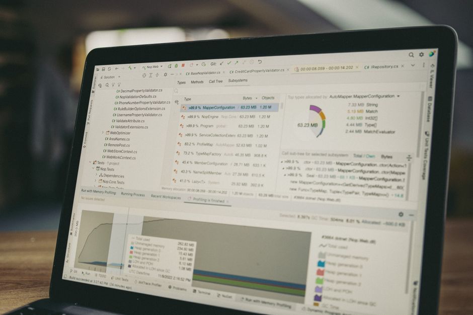 ノートパソコンの画面に表示された分析ツールのインターフェース。数字を突き合わせる作業の場面