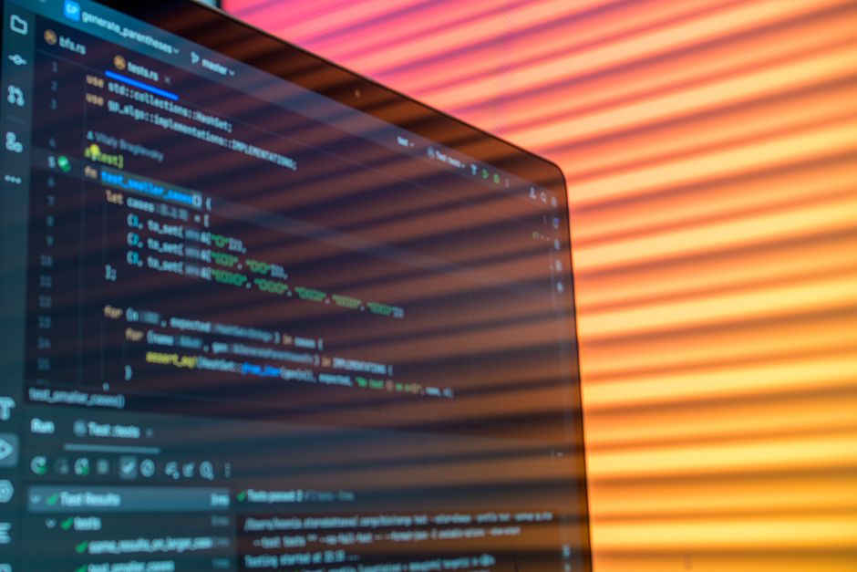 画面に表示されたプログラムのソースコードの接写
