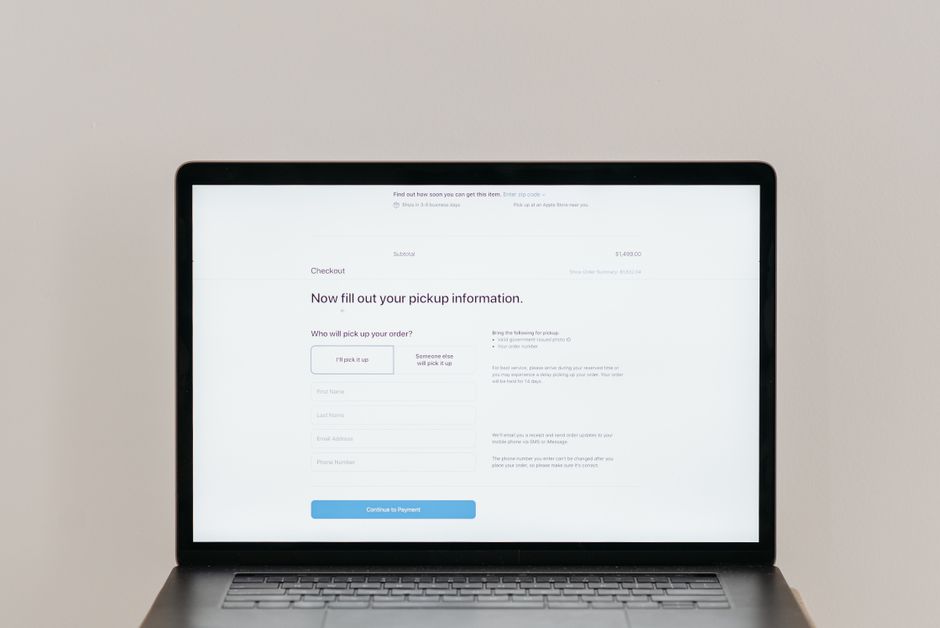 Webサイトの入力フォームを表示したノートパソコンの画面