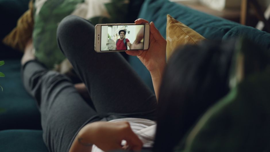 スマートフォンのメッセージアプリで会話している様子のイメージ画像