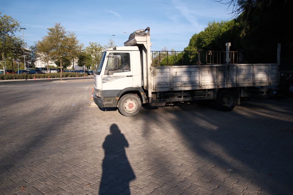 街路に止まった平荷台のトラック。走る車両そのものを広告面として使う話題のイメージ画像