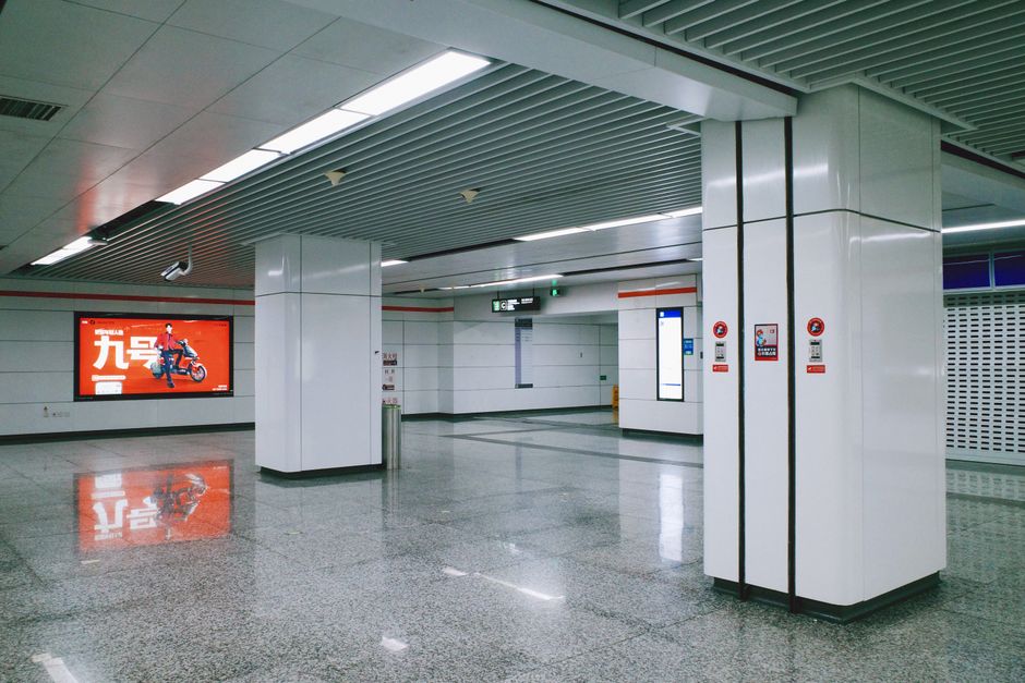 広告ボードが並ぶ地下鉄駅の構内。公式ページは屋外の設置物の例としてニューヨークの地下鉄駅を挙げている