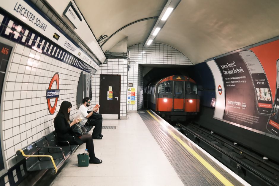ロンドンの地下鉄の駅で列車を待つ乗客たち。決算発表は英国のキャンペーンの出稿先としてロンドンの地下鉄を挙げている