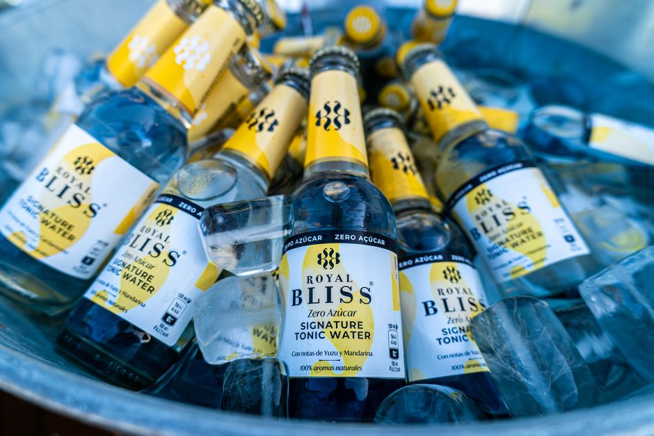 氷で冷やされた、アルコールを含まない飲料のボトル