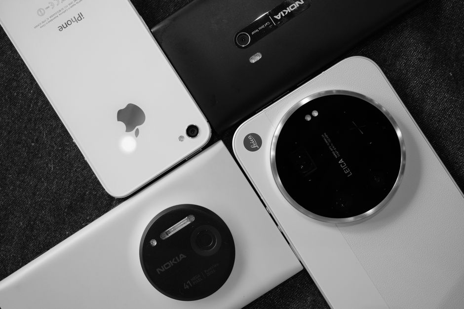 複数のスマートフォンのカメラを並べて写したイメージ画像