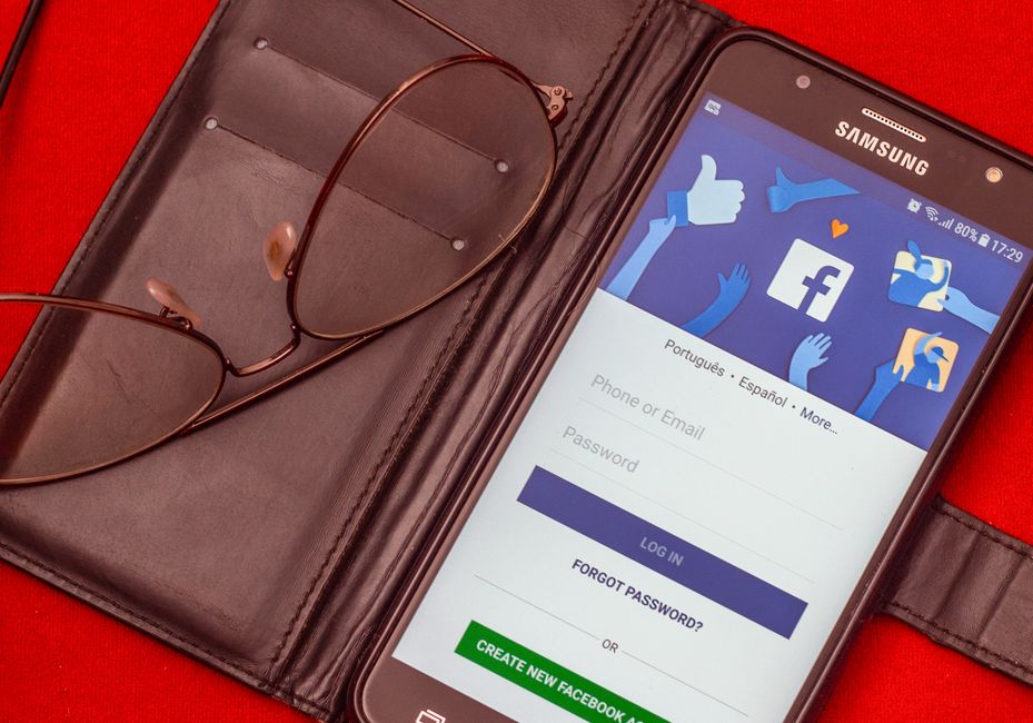 スマートフォンにFacebookのログイン画面が表示されている様子